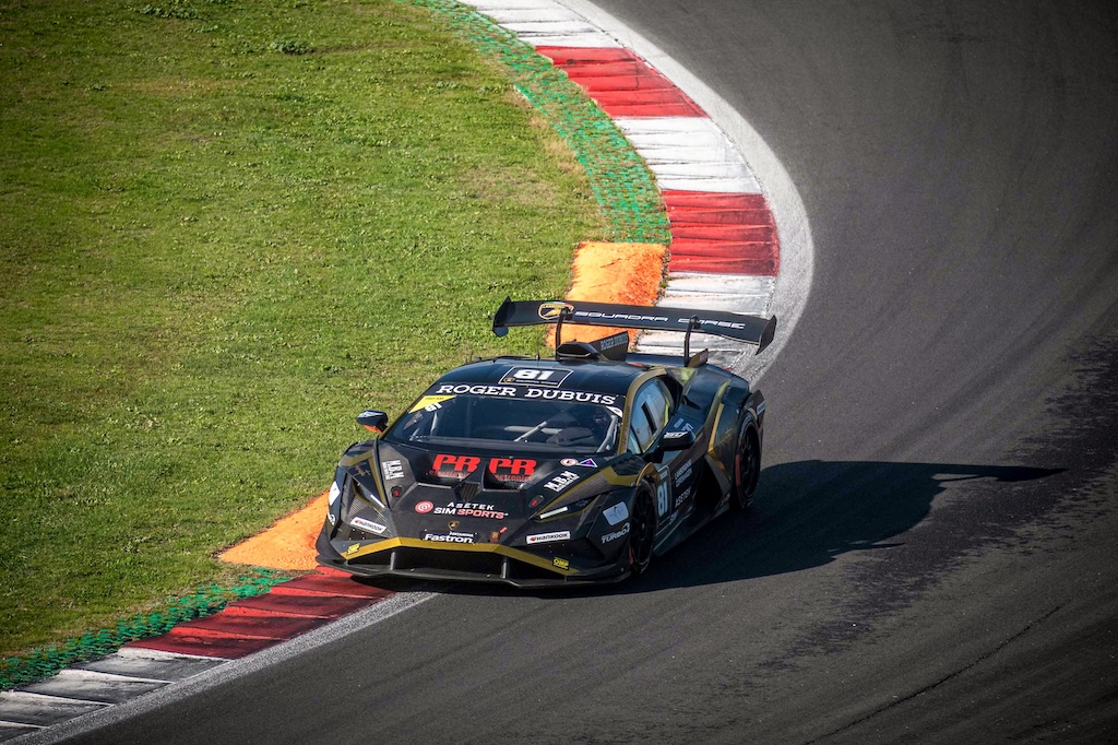 Frederik Schandorff sigter efter sejr i verdensfinalen
(Foto: Lamborghini Super Trofeo)